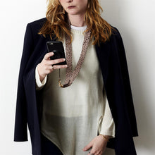 Load image into Gallery viewer, Tour de cou/bandoulière smartphone universelle en tissu - (2 couleurs disponibles, aléatoire)