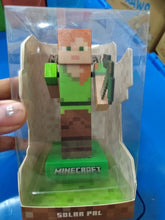 Load image into Gallery viewer, Figurine solaire Minecraft Alex dans son emballage transparent, vue de face