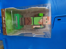Load image into Gallery viewer, Figurine solaire Minecraft Alex dans son emballage transparent, vue latérale inclinée