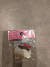 Load image into Gallery viewer, Gomme japonaise Iwako en forme de bûche à la crème blanche et chocolat
