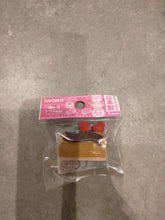 Load image into Gallery viewer, Gomme japonaise Iwako en forme de bûche au chocolat marron avec deux petites fraises