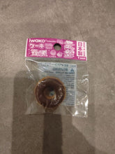 Load image into Gallery viewer, Gomme japonaise Iwako en forme de donut au chocolat avec glaçage réaliste