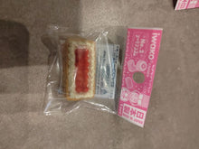 Load image into Gallery viewer, Gomme japonaise Iwako en forme de gâteau fraisier rectangulaire aux fraises