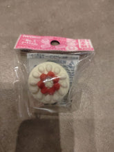 Load image into Gallery viewer, Gomme japonaise Iwako en forme de dôme de gâteau à la crème blanche et coeur de fraise