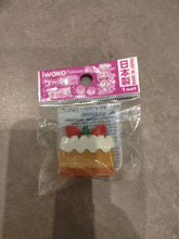 Load image into Gallery viewer, Gomme Iwako réaliste en forme de tranche de gâteau à la crème marron et double fraise rouge