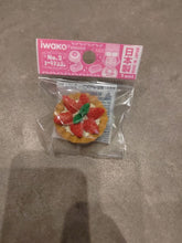 Load image into Gallery viewer, Gomme japonaise Iwako en forme de tartelette ronde aux fraises et feuille de menthe