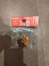 Load image into Gallery viewer, Gomme puzzle Iwako en forme de gâteau fleur fourré chocolat et caramel