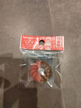 Load image into Gallery viewer, Gomme en forme de biscuit japonais fleur bicolore chocolat et rose