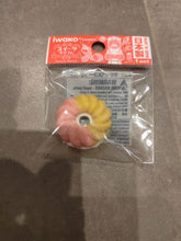 Load image into Gallery viewer, Gomme fantaisie Iwako gâteau torsadé jaune et rose pastel