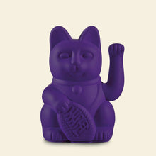 Charger l'image dans la galerie, Figurine Lucky Cat Maneki Neko violette, représentée seule sur un fond clair et uniforme, vue de face.