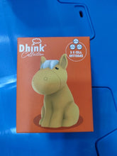 Load image into Gallery viewer, Boite d'emballage orange de la mini veilleuse cheval Dhink avec mention des piles incluses