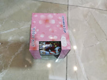 Load image into Gallery viewer, Mug en céramique illustré sur le thème des festivals japonais Matsuri dans sa boîte cadeau rose à motifs de fleurs de cerisier