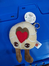 Load image into Gallery viewer, Porte-clés peluche kawaii KeelEco en forme de biscuit sablé avec un cœur rouge en confiture et deux petites jambes, doté d'une accroche en métal.