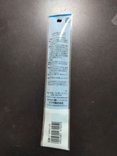 Charger l'image dans la galerie, Dos de l'emballage du stylo gel Zebra Sarasa Clip 0.5mm bleu, avec le code-barres et des informations en japonais, sur un fond sombre