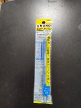 Charger l'image dans la galerie, Gomme Tombow MONO Eraser blanche dans son porte-gomme bleu translucide, emballée sous blister transparent, vue de face sur fond noir.