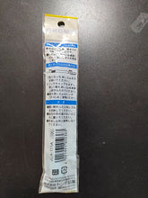 Charger l'image dans la galerie, Dos de l'emballage de la gomme Tombow MONO Eraser bleue et blanche, affichant le code-barres et les instructions en japonais, sur fond noir.