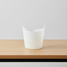 Load image into Gallery viewer, Présentation verticale du petit pot de stockage blanc translucide Como à côté d'une règle verte de mesure