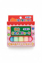 Load image into Gallery viewer, Boîte rose aux motifs kawaii contenant 5 craies épaisses de couleurs fluorescentes bleu, vert, jaune, orange et rose
