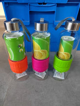 Load image into Gallery viewer, Trois bouteilles en verre pour infusion d'agrumes, avec bases presse-agrumes de couleur orange, fuchsia et verte, prêtes pour l'eau détox