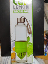 Load image into Gallery viewer, Boîte d'emballage au design pop et fruité de la bouteille à infusion presse-agrumes verte