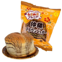 Load image into Gallery viewer, Brioche moelleuse Tokimeki saveur sucre roux posée sur une petite assiette devant son emballage coloré