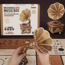 Load image into Gallery viewer, ROKR Diva Gramophone - Détail du socle en bois ciselé
