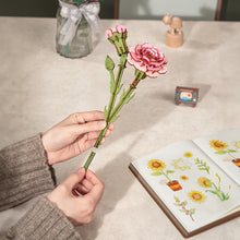 Load image into Gallery viewer, Rowood Pink Carnation - Œillet rose en bois tenu en main
