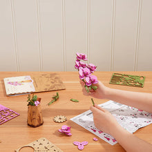 Load image into Gallery viewer, Rowood Purple Moth Orchid - Assemblage de l'orchidée pièce par pièce
