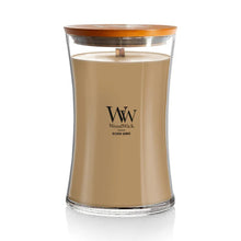 Charger l'image dans la galerie, Bougie WoodWick Gilded Sands format grand sablier avec logo noir sur le verre, vue de face
