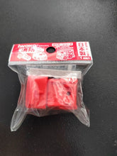 Load image into Gallery viewer, Gomme japonaise Iwako en forme de camion de pompier rouge vu de côté dans son emballage.
