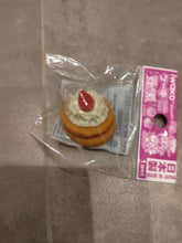Load image into Gallery viewer, Gomme Iwako puzzle miniature en forme de pancakes empilés avec crème fouettée et fraise
