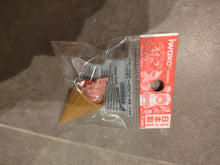 Load image into Gallery viewer, Gomme japonaise parfumée et amusante en forme de cône de glace rose
