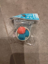 Load image into Gallery viewer, Gomme puzzle 3D japonaise Iwako représentant un petit pot de glace blanc avec des boules de glace rose et bleue
