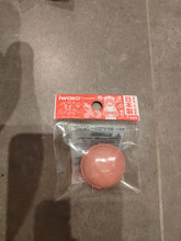 Load image into Gallery viewer, Gomme kawaii Iwako Sweets en forme de macaron rose framboise
