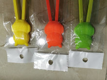 Charger l'image dans la galerie, Gros plan sur les adorables embouts en silicone en forme de hibou pour aider les enfants à tenir les baguettes.
