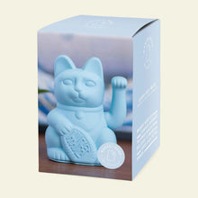 Load image into Gallery viewer, Figurine Maneki Neko chat porte-bonheur bleu clair dans son emballage d'origine bleu ciel, avec des inscriptions descriptives sur le talisman japonais.
