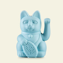 Load image into Gallery viewer, Gros plan studio d'une figurine Maneki Neko chat porte-bonheur de couleur bleu ciel, représentant le chat avec une patte levée et un koban dans l'autre main.
