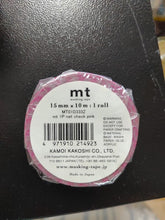Load image into Gallery viewer, Vue de face de l'emballage du rouleau de masking tape mt original japonais avec l'étiquette net check pink
