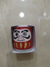 Load image into Gallery viewer, Petit pot en céramique rouge vif en forme de poupée japonaise Daruma, vu de face sur fond clair
