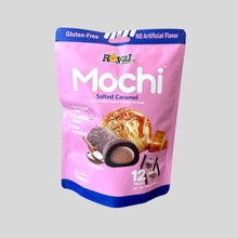 Load image into Gallery viewer, Sachet rose de mochis Royal Family au caramel au beurre salé de 180g avec illustration d'un mochi coupé montrant le cœur fondant
