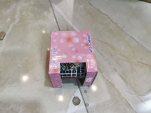 Charger l'image dans la galerie, Mug Sumo en céramique First Arrow présenté dans son emballage rose décoré de motifs de fleurs de cerisier
