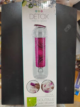 Charger l'image dans la galerie, Boîte d'emballage de la bouteille détox avec infuseur, montrant le modèle rose et la capacité de 650 ML
