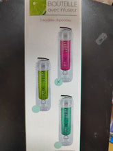 Charger l'image dans la galerie, Aperçu des coloris vibrants de la gourde détox avec infuseur à fruits sur son emballage cartonné
