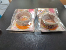 Charger l'image dans la galerie, Vue rapprochée de profil des deux paquets de washi tape fleuris dans leur emballage d'origine
