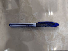 Load image into Gallery viewer, Stylo roller bleu uni-ball AIR posé sur une surface en marbre clair
