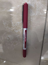 Charger l'image dans la galerie, Stylo roller Uni-Ball Eye Micro rouge avec corps en acier et clip argenté sur fond carrelé
