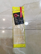 Charger l'image dans la galerie, Tapis à sushi en bambou Obento dans son emballage plastique jaune et noir
