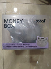 Load image into Gallery viewer, Vue de face de l'emballage de la tirelire iTotal avec les mentions multilingues Money Box et le visuel du chat
