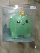 Load image into Gallery viewer, Tirelire dinosaure vert de style kawaii dans son emballage transparent
