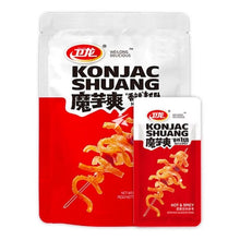 Load image into Gallery viewer, Présentation marketing du sachet de Konjac Strips Hot &amp; Spicy Weilong 252g avec un échantillon à côté
